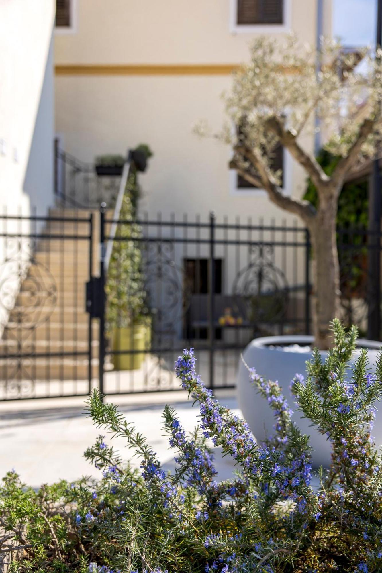 The House Hotel Malinska Exterior photo