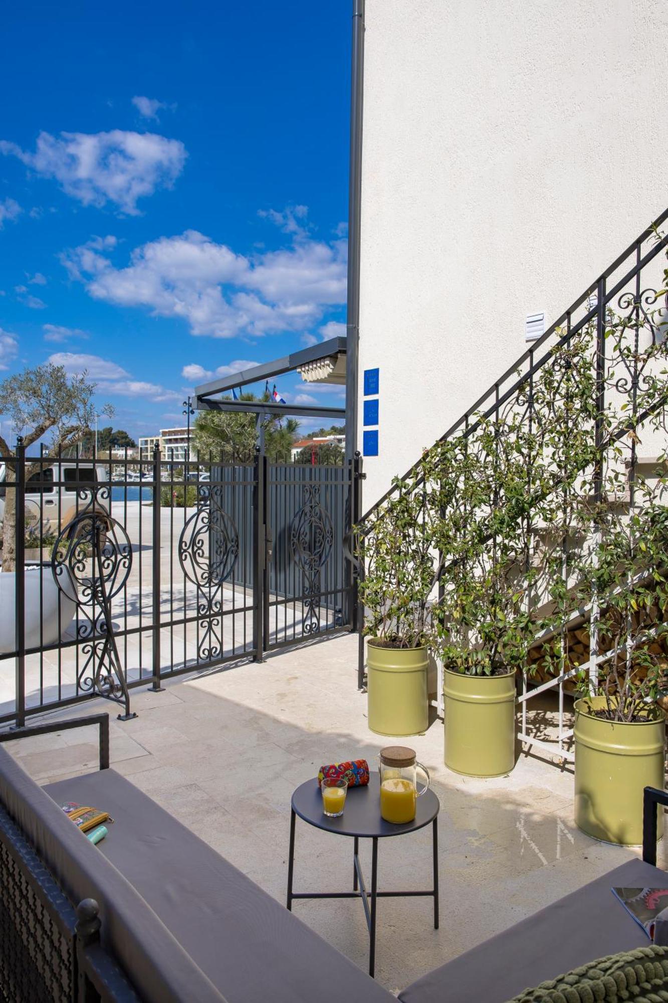 The House Hotel Malinska Exterior photo